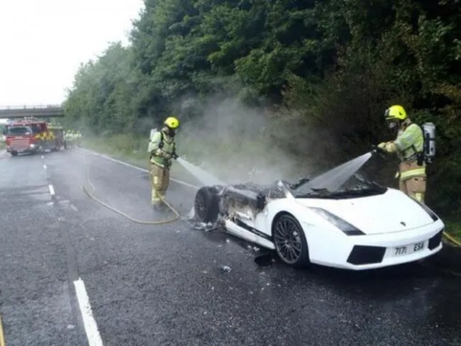 superleggera mendadak terbakar di jalan tol d5d25f