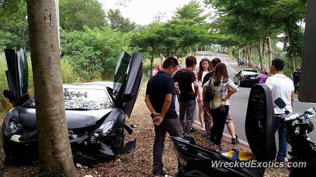 lamborghini aventador eksotis hancur menabrak pohon 0ae872