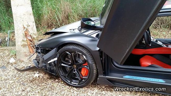 lamborghini aventador eksotis hancur menabrak pohon 470749