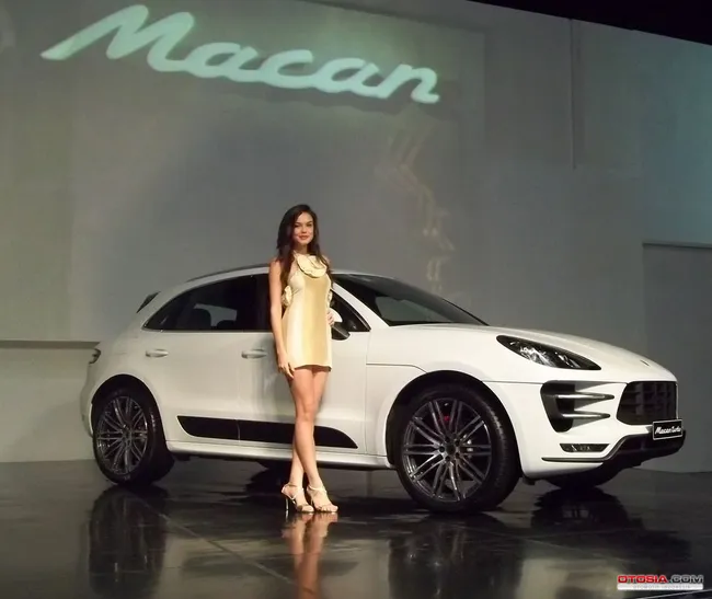 tabrakan beruntun porsche macan a2fd58