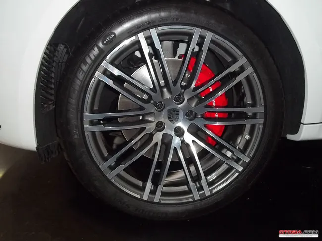 tabrakan beruntun porsche macan a67033