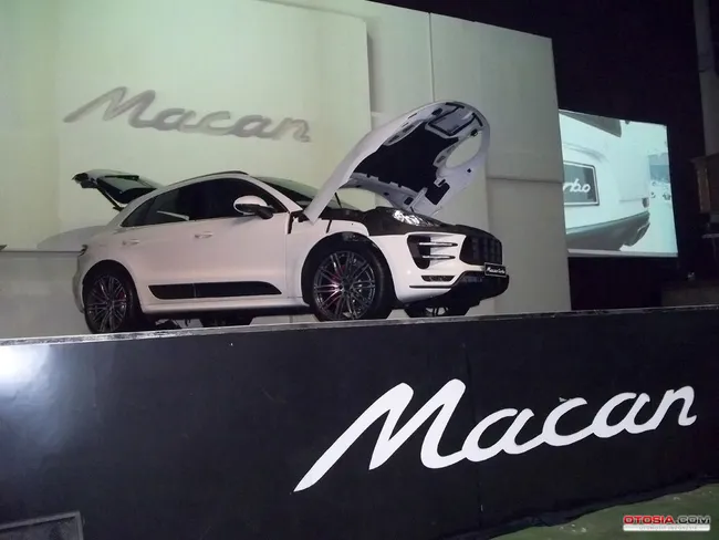 tabrakan beruntun porsche macan d3ab91