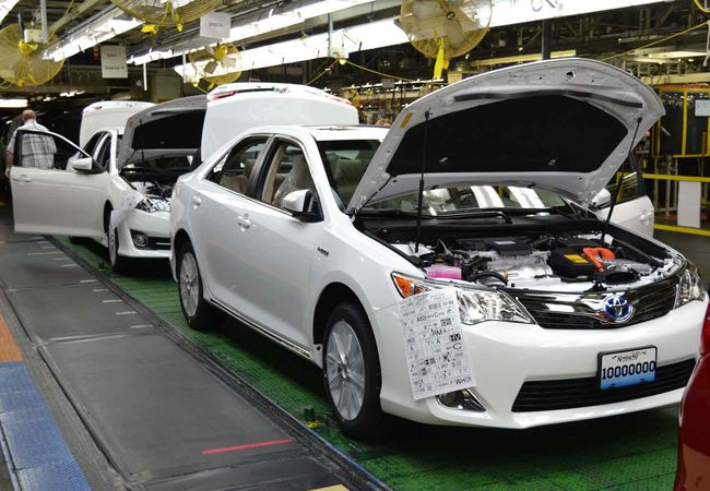 pegawai paling loyal toyota dihadiahi camry spesial 2bfa84