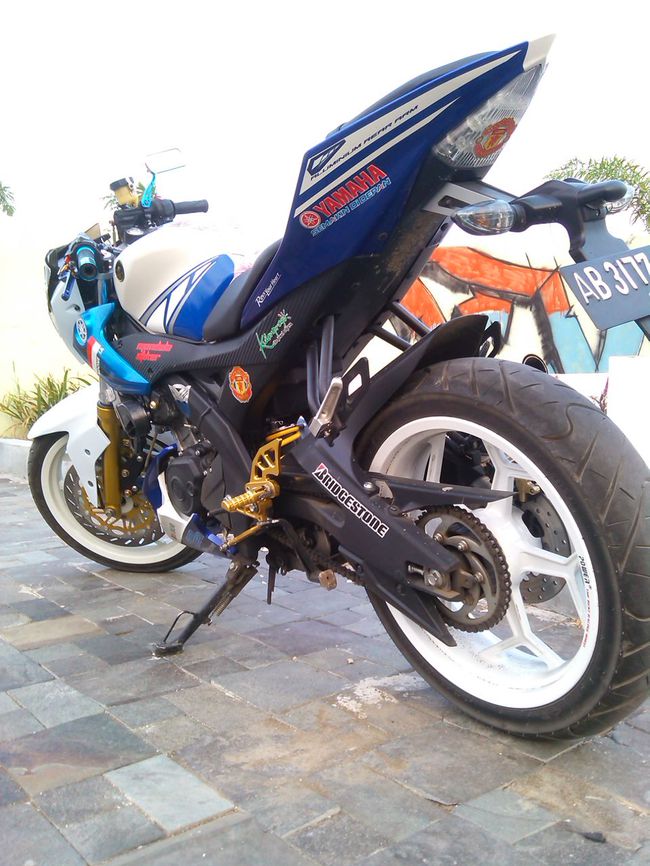 Ubah Yamaha R15 jadi naked  merdeka.com