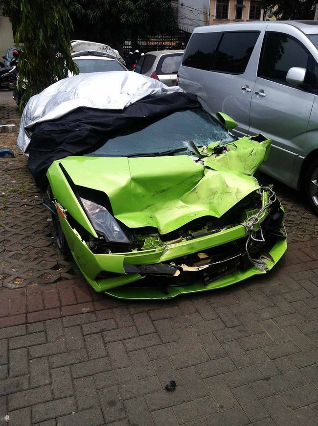  Kecelakaan  Lamborghini  Hotman korban pecah ban merdeka com