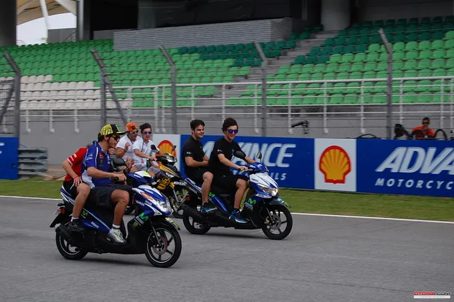 sepang rossi keliling naik bebek 386963.JPG