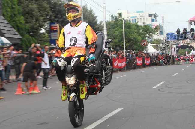 Kekuatan Honda CB150R StreetFire diuji ratusan stunt ride 
