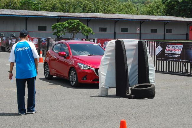 mazda2 punya rem pintar cegah tabrakan 38ae37