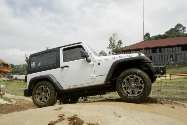 350 juta peminang jeep wrangler bisa boyong mesin 6 4l 3e931c.JPG