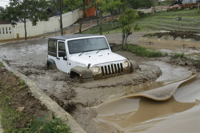 350 juta peminang jeep wrangler bisa boyong mesin 6 4l b6d24a.JPG