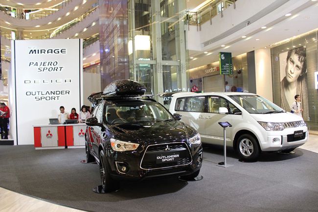 pengunjung mall test drive new mirage 844014