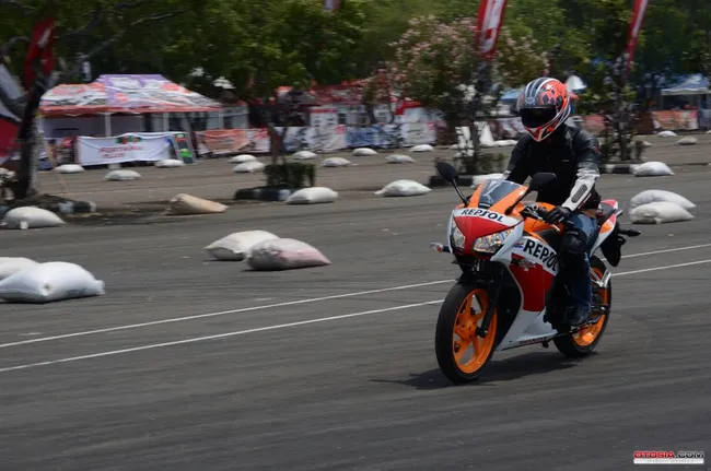 mengincar motor tipe sport 95b6a6