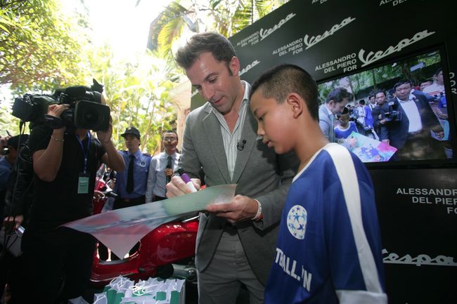 del piero kunjungi vespa day di vietnam 14a6b6.JPG