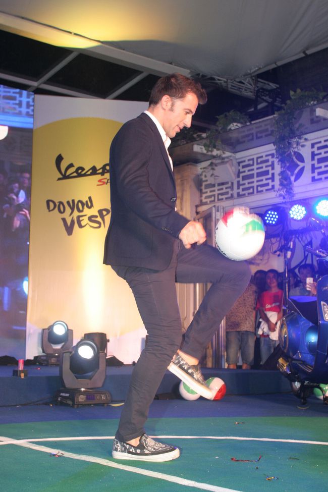 del piero kunjungi vespa day di vietnam fb5bd7.JPG