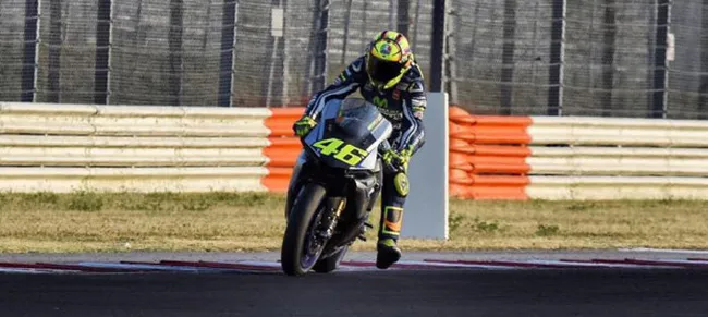 Valentino Rossi saat berlatih dengan YZF-R1 di Misano. (c) Motocuatro
