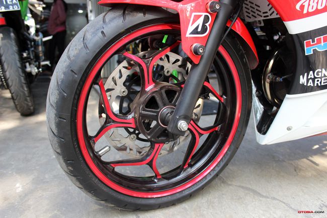 honda cbr merah tebar otot di mana mana 06d5cc