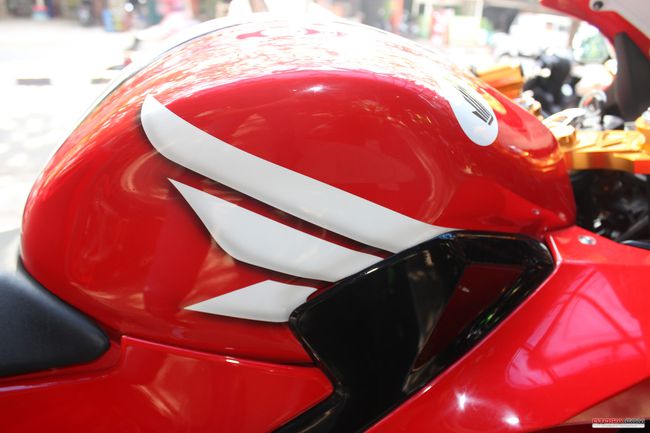 merah tebar otot di mana mana 2f1250