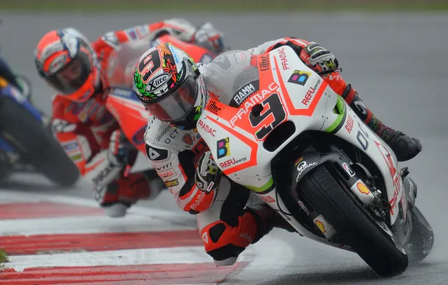 Danilo Petrucci saat mengungguli Andrea Dovizioso di MotoGP Inggris (c) AFP