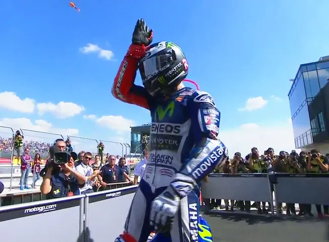 Jorge Lorenzo di parc ferme MotoGP Aragon (c) Marca