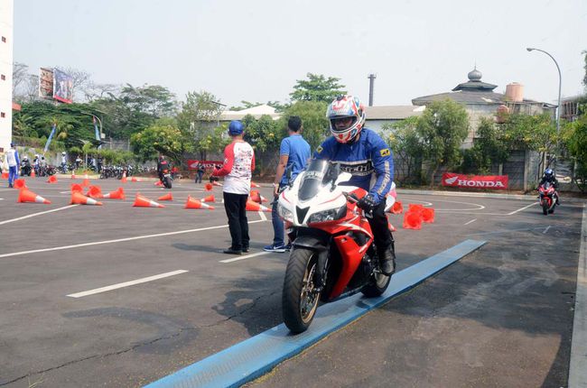 honda belajar saat jatuh dan berkendara santun 306c48.JPG