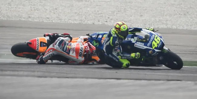 Marc Marquez dan Valentino Rossi pasca insiden tikungan ke-14. (c) MotoGP.com