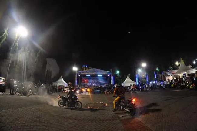 dibanjiri komunitas mobil dan motor surabaya 09353c