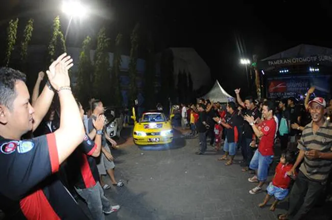 dibanjiri komunitas mobil dan motor surabaya 15cd79
