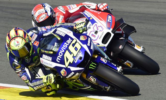 justru rossi lah yang dibantu pebalap italia d09625