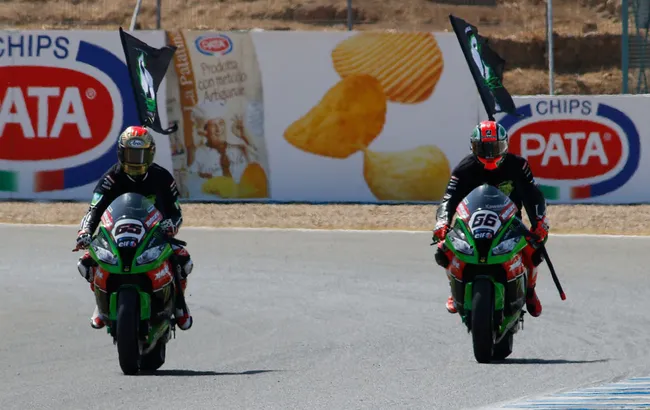 Jonathan Rea (65) dan Tom Sykes (66). (c) WorldSBK
