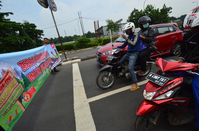 puluhan mekanik kampanye safety riding di jalan a338a6.JPG