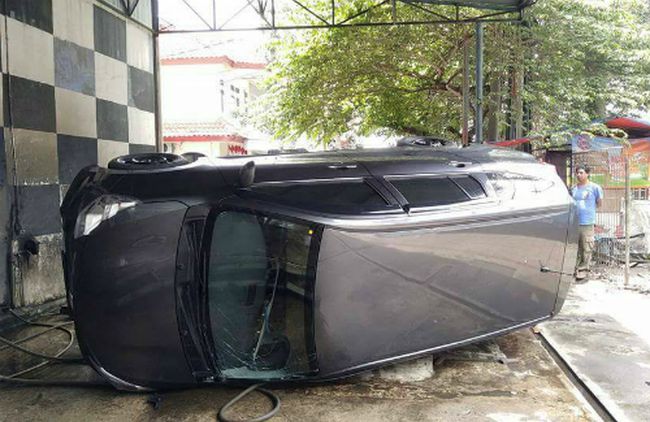 Hati hati cuci mobil pakai hidrolik kalau teledor begini 