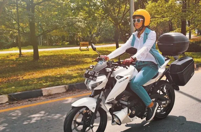  puteri indonesia 2015 pecinta otomotif f0e93f
