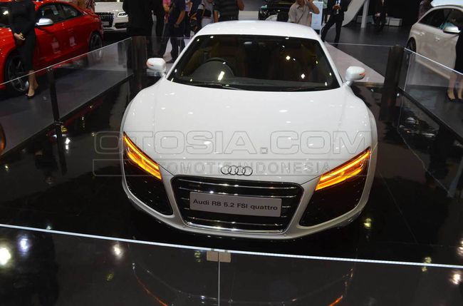 Audi R8 front view