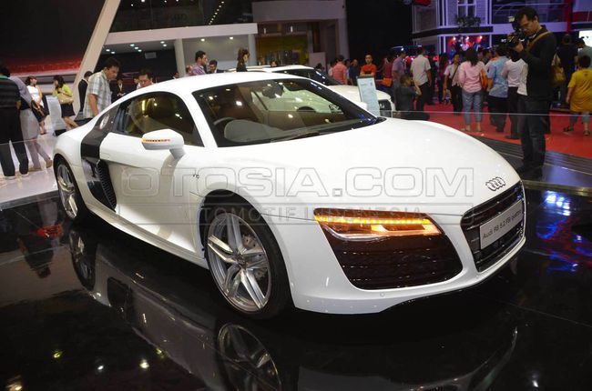 Audi R8 side view