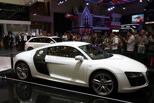 Audi R8 Side View2