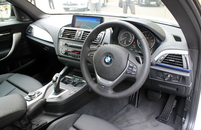 BMW M135i paduan performa balap  dan kenyamanan harian 