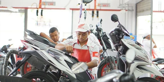 Motor Harus Masuk Bengkel Kenali Tanda Tandanya Otosia Com