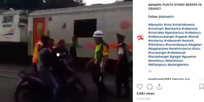 Ngotot Sebrangi Rel Kereta Pemotor Ini Hampir Setor Nyawa Otosia Com