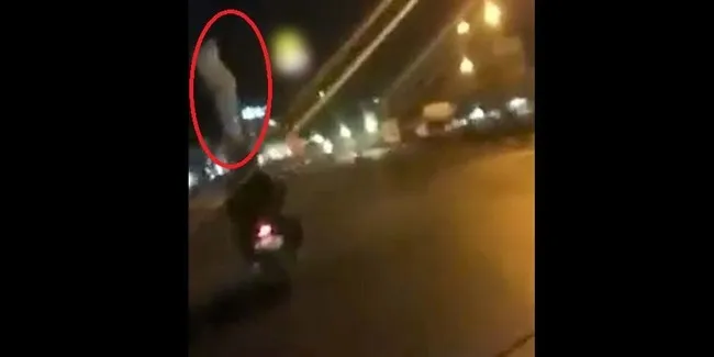 Ada Pocong Berdiri Di Atas Kepala Pengendara Sepeda Motor Terekam Video Otosia Com