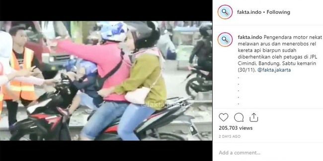Nekat Lawan Arus Dan Terobos Palang Kereta Bahayakan Istri Dan Anak Otosia Com