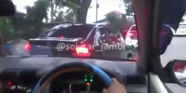 Menegangkan Aksi Polisi Mengejar Mobil Sedan Bak Di Film Action Otosia Com