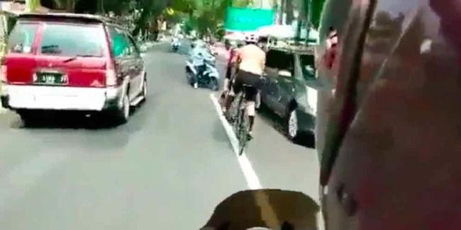 Emak Emak Bebas Asal Nyeberang Saat Naik Motor Hampir Bikin Celaka Otosia Com