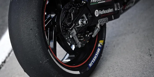 Kenapa Ban 'Botak' MotoGP Tak Disarankan Untuk Motor Harian? | Otosia.com