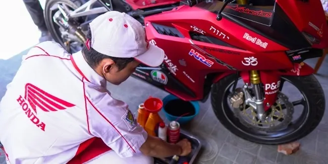 Di Rumah Aja Servis Sepeda Motor Tak Perlu Lagi Ke Bengkel Otosia Com