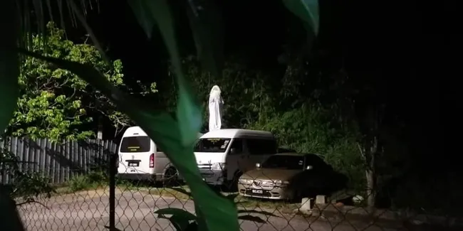 Viral Penampakan Putih Di Atas Mobil Bikin Orang Takut Keluar Rumah Otosia Com