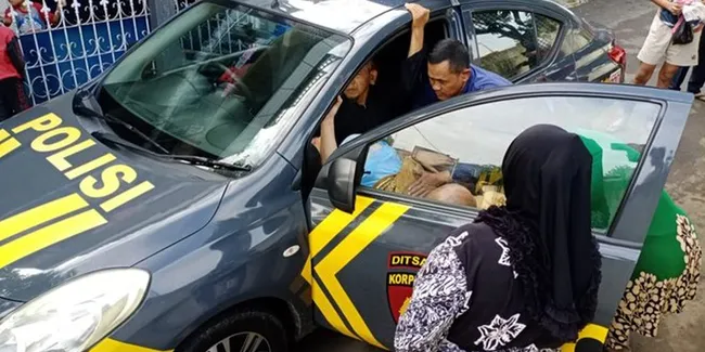 Kronologi Seorang Ibu Asal Tasikmalaya Yang Melahirkan Di Dalam Mobil Polisi Otosia Com