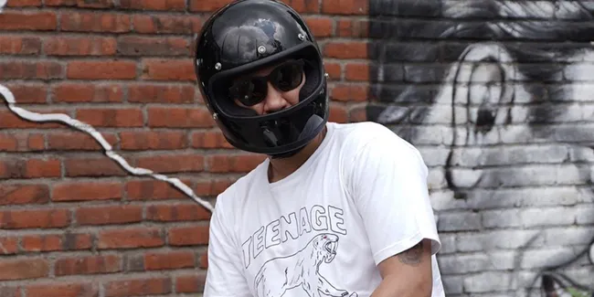 6 Potret Keren Vincent Rompies Saat Kendarai Motor Bergaya Retro Otosia Com