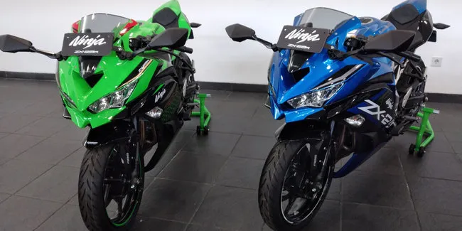 Ini Perbedaan Kawasaki Ninja Zx 25r Standar Dengan Versi Abs Se Otosia Com