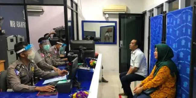 Cara Syarat Jadwal Pelayanan Dan Biaya Membuat Sim Internasional Secara Online Dari Rumah Saja Otosia Com