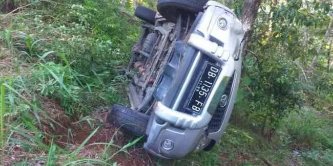 Toyota Rush Terjun Ke Jurang Sedalam 25 Meter Pengemudi Selamat Otosia Com